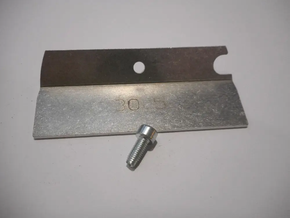 Metallische Klinge mit angeformtem Loch und Schraube, möglicherweise von der Marke Remeha, zur Verwendung in einem Montage- oder Reparaturkontext.